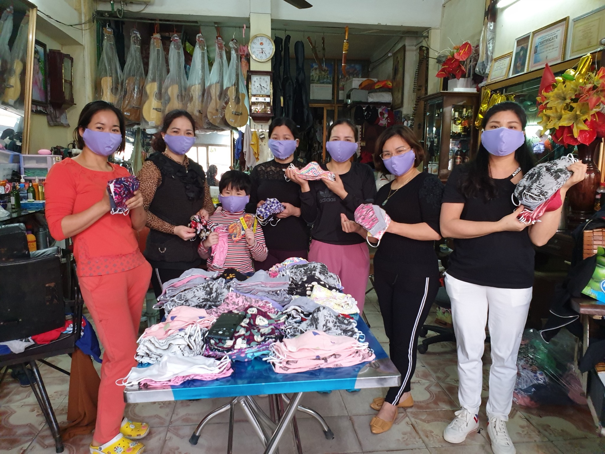 May khẩu trang tặng người nghèo chống dịch

